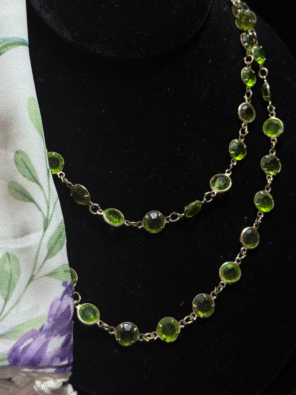 Vintage: Gorgeous Green Necklace with Gold-tone Links
